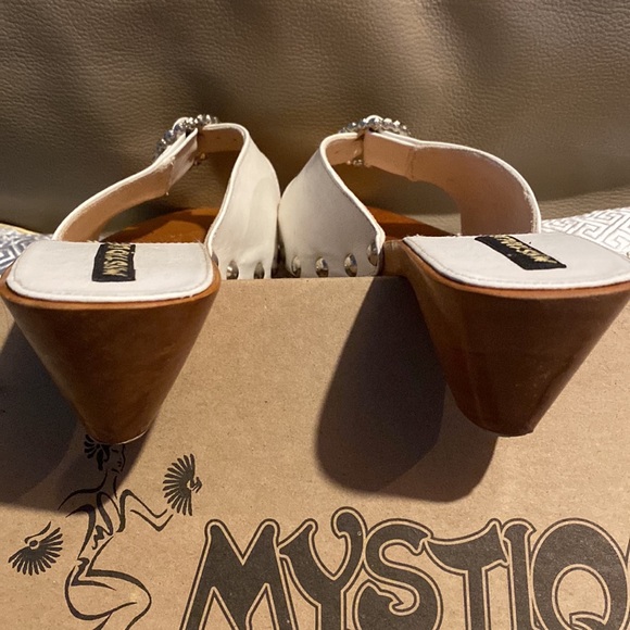 Leather buckle mystique slide in white size 8 new - Picture 9 of 10